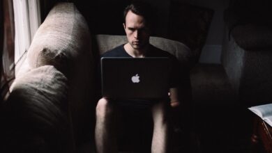 “Describe Yourself Like a Male Author Would” Is the Most Savage Twitter Thread in Ages